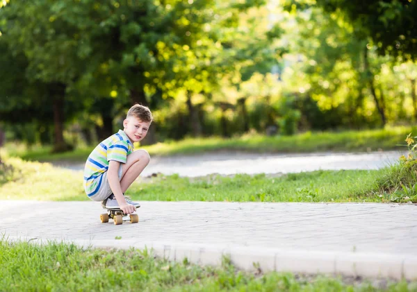 Menino montando um skate — Fotografia de Stock