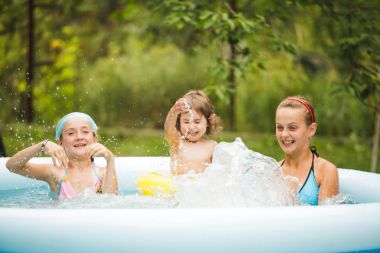 Yüzme havuzunda kızları