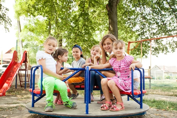 Kinderen op de carrousel — Stockfoto
