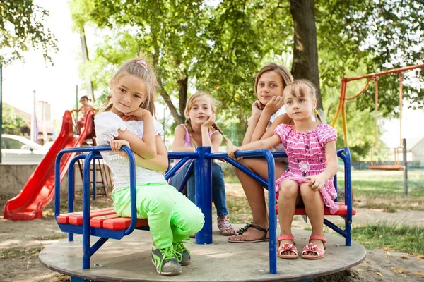 Niños en el carrusel —  Fotos de Stock