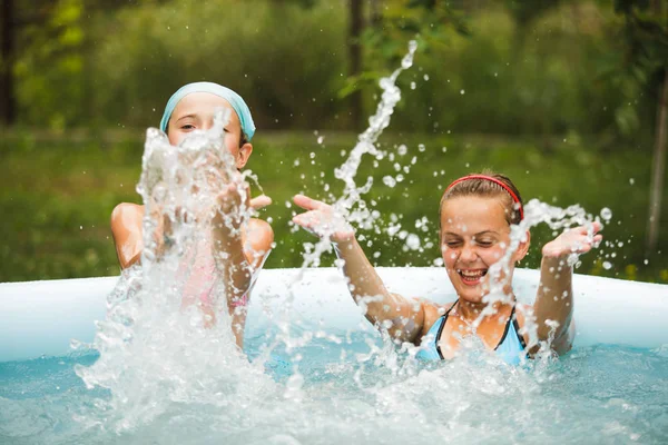 Mädchen im Schwimmbad — Stockfoto