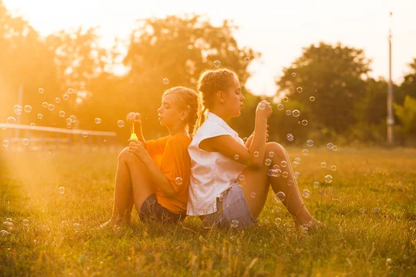 Dos chicas adolescentes — Foto de Stock