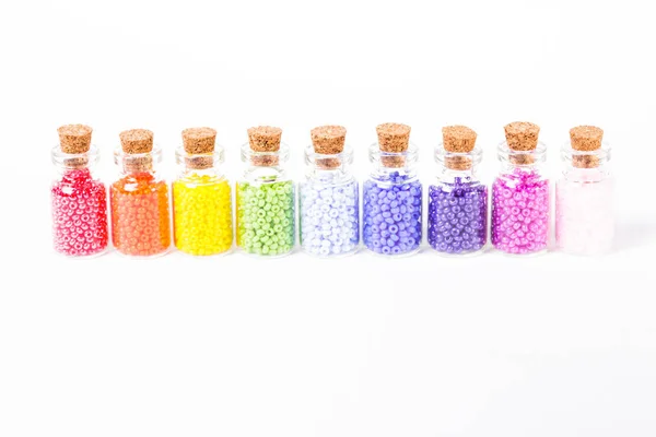 Färgglada pärlor i flaskorna — Stockfoto