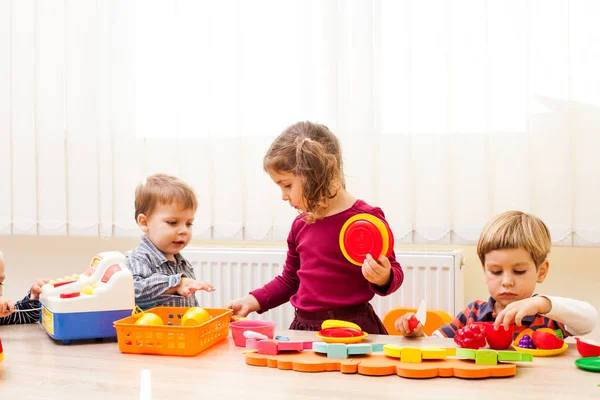 料理人を遊んでいる子供たち — ストック写真