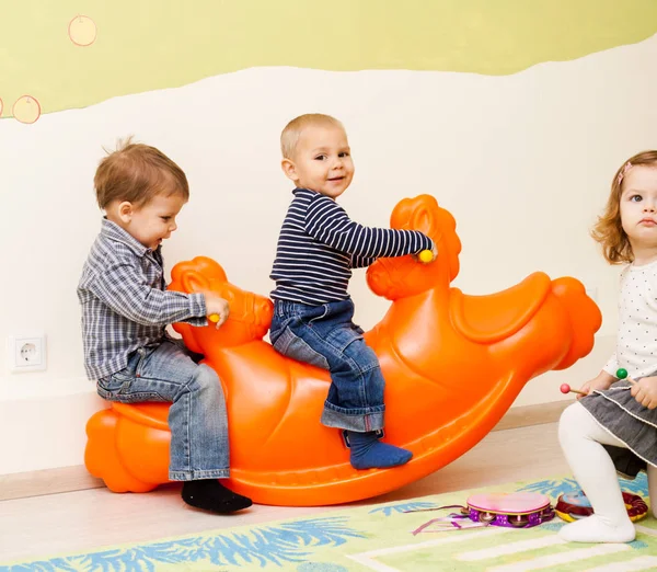 Kinder auf der Schaukelwippe — Stockfoto