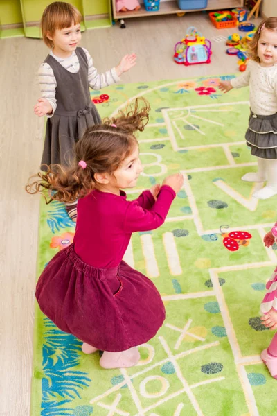 Gruppe von kleinen Kindern — Stockfoto