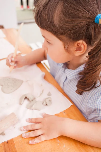 I bambini felici sono impegnati con argilla modellante — Foto Stock