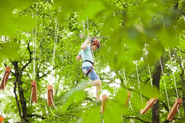 Enfant dans une aire de jeux d'aventure — Photo