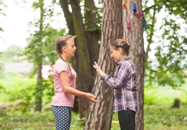 Duas meninas estão jogando — Fotografia de Stock