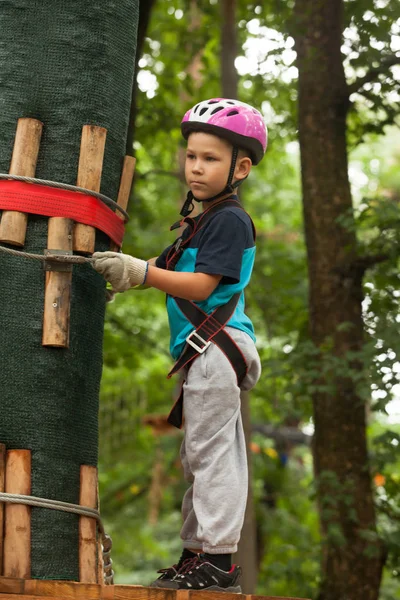 Kind auf Abenteuerspielplatz — Stockfoto