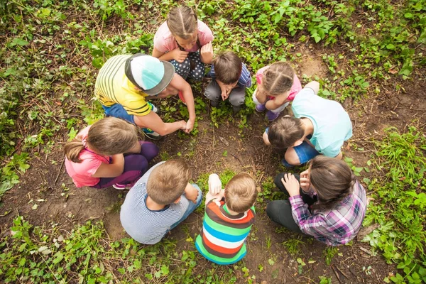 Niños divirtiéndose al aire libre — Foto de Stock