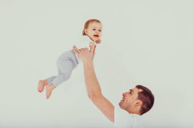 Baba ve bebek eğleniyor