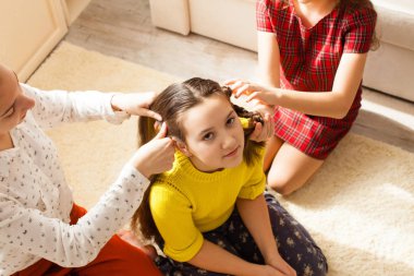 Kız saç modeli yapmak