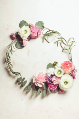 Çiçekli yuvarlak çerçeve