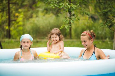 Yüzme havuzunda kızları