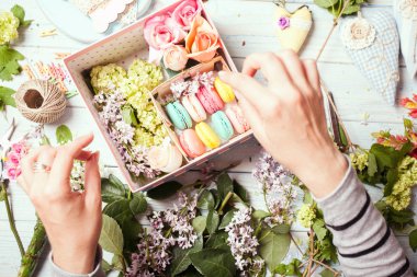 Çiçekler ve bademli kurabiye kutusu