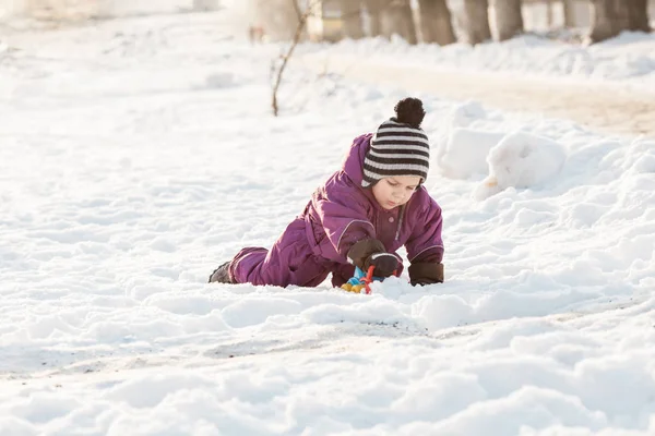 Chico juega en la nieve — Foto de Stock