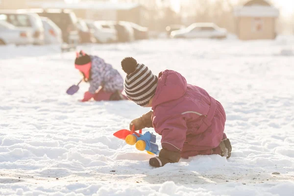Dzieci bawią się na śniegu — Zdjęcie stockowe