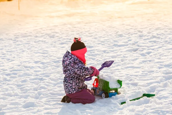 雪の上の子供の遊び — ストック写真