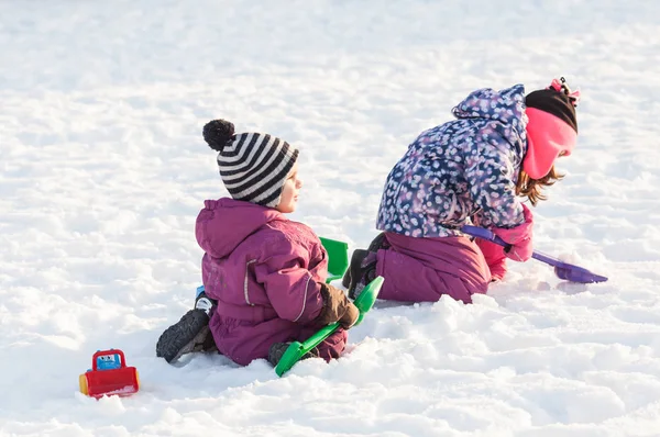 Kinderen spelen in de sneeuw — Stockfoto