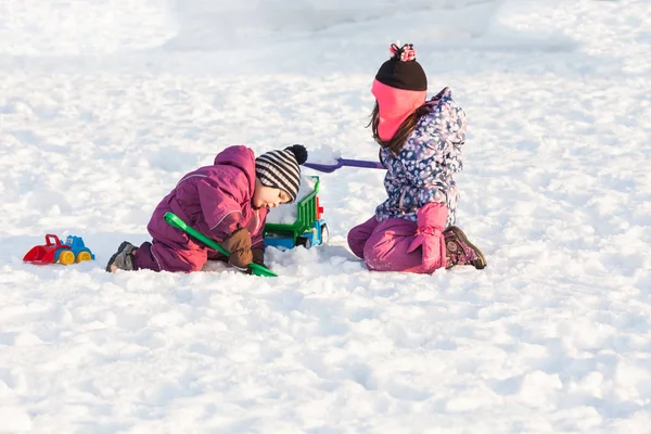 Children play on the snow — Stock Photo, Image