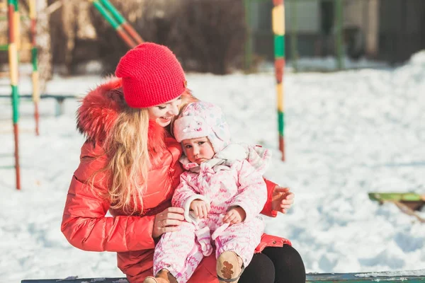 Retrato de madre e hija en invierno —  Fotos de Stock