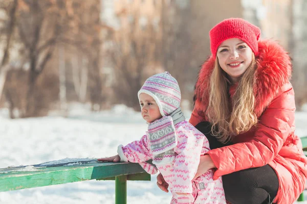 Madre e hija disfrutando del invierno —  Fotos de Stock