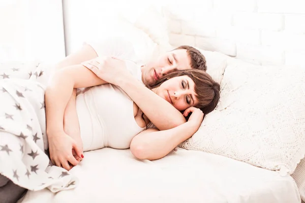 Υπέροχο ζευγάρι ξαπλωμένο στο κρεβάτι — Φωτογραφία Αρχείου