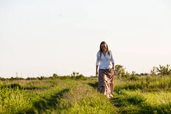 La ragazza corse attraverso il campo — Foto Stock