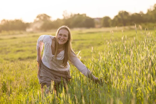 Das Mädchen auf dem Feld — Stockfoto