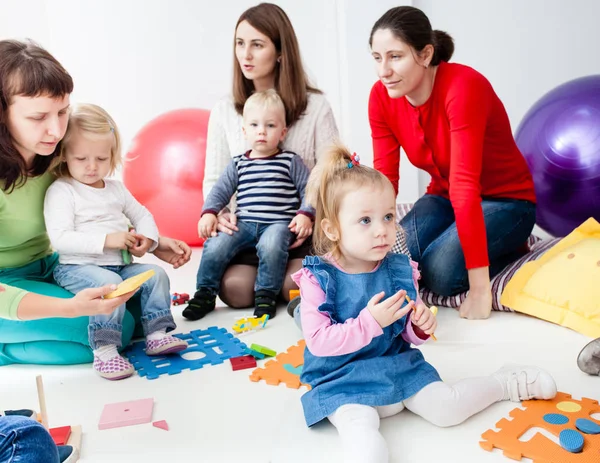 Jovens mães com seus filhos — Fotografia de Stock