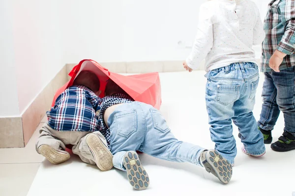 Niños juguetones en la habitación — Foto de Stock