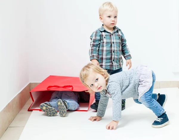 Niños juguetones en la habitación —  Fotos de Stock