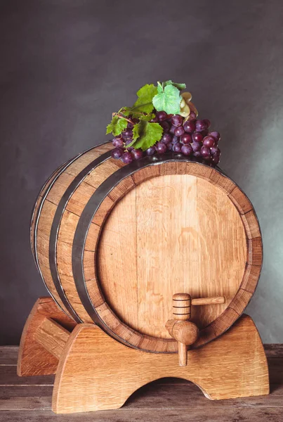 Grapes on wooden barrel — Stock Photo, Image