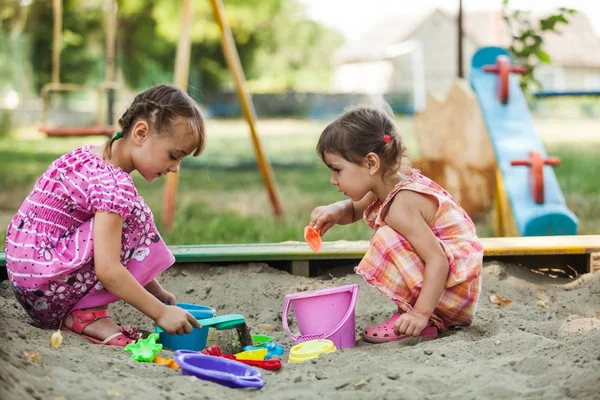 Zwei Mädchen spielen im Sandkasten — Stockfoto