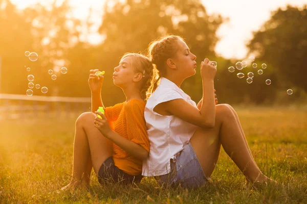 Zwei Teenager-Mädchen — Stockfoto