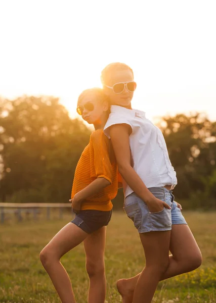 Dos chicas adolescentes — Foto de Stock