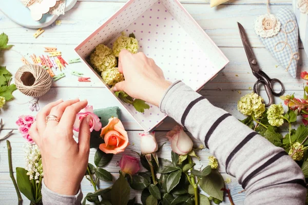 Boîte avec fleurs et macarons — Photo