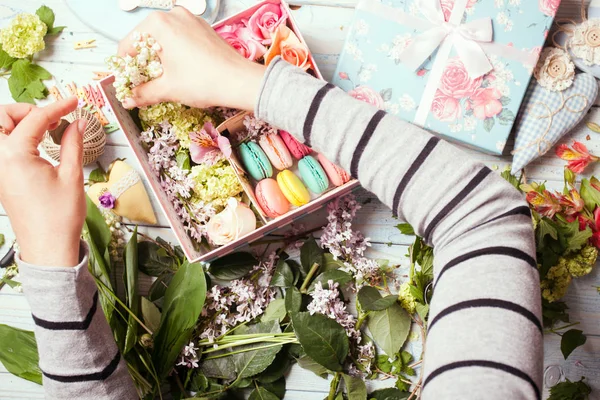 Çiçekler ve bademli kurabiye kutusu