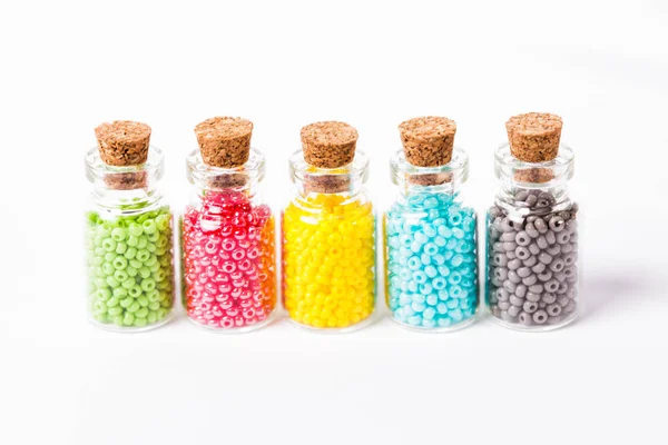 Perline colorate nelle bottiglie — Foto Stock
