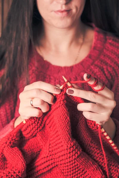 Woman knits sweater — Stock Photo, Image