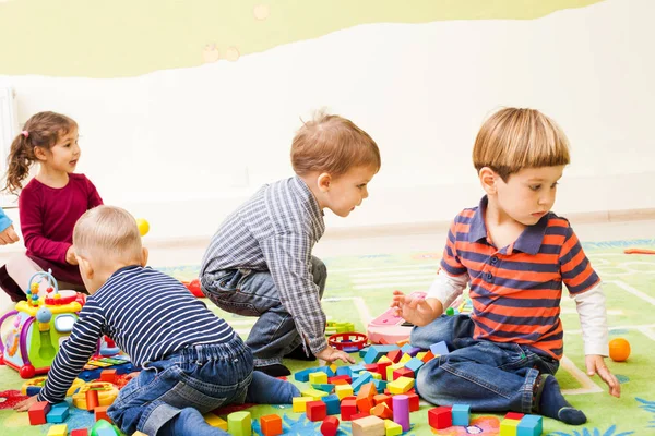 Spiele im Kindergarten — Stockfoto