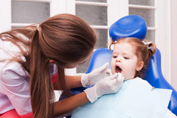 Мальчик в стоматологическом кабинете — стоковое фото