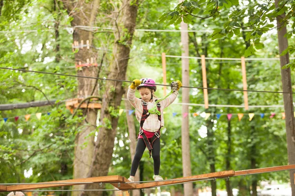 Bambino in un parco giochi avventura — Foto Stock