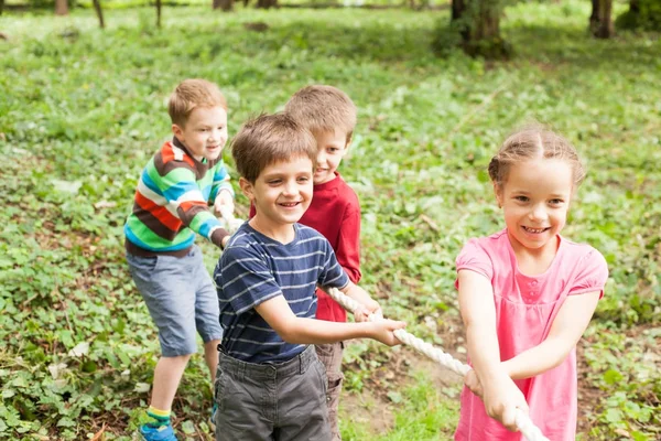 Tug-of-war in park — Stock Photo, Image