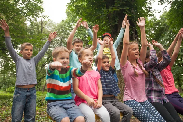 Gruppo di bambini su una panchina del parco — Foto Stock