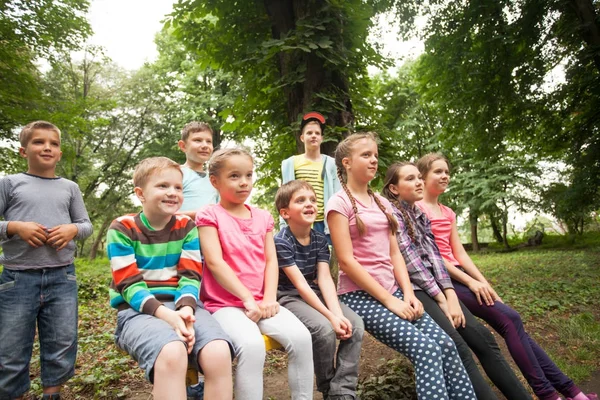 Grupp barn på en parkbänk — Stockfoto