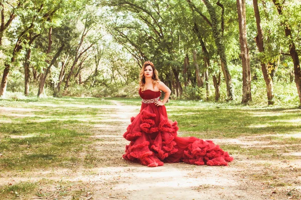 Księżniczka z koroną w pochmurny czerwona sukienka — Zdjęcie stockowe