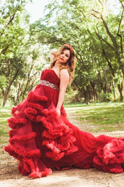 Princesa con corona en vestido rojo nublado — Foto de Stock