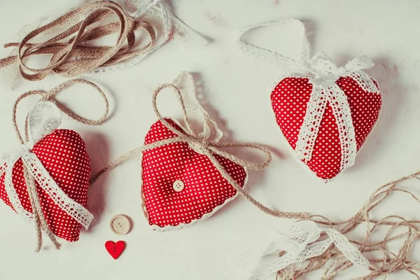 Röda prickiga textil hjärtan — Stockfoto